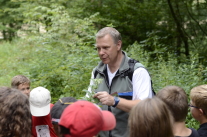 Ein Foerster erklärt Kindern im Steigerwaldzentrum 