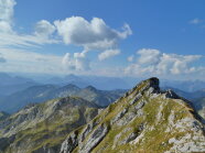 ein Bergpanorama vom Gipfel der Hochplatte aufgenommen