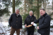 Helmut Brunner mit Prof. Weiger (BN) und Reinhard Neft (BaySF) im winterlichen Wald mit Lockstock und Sprühflasche in der Hand